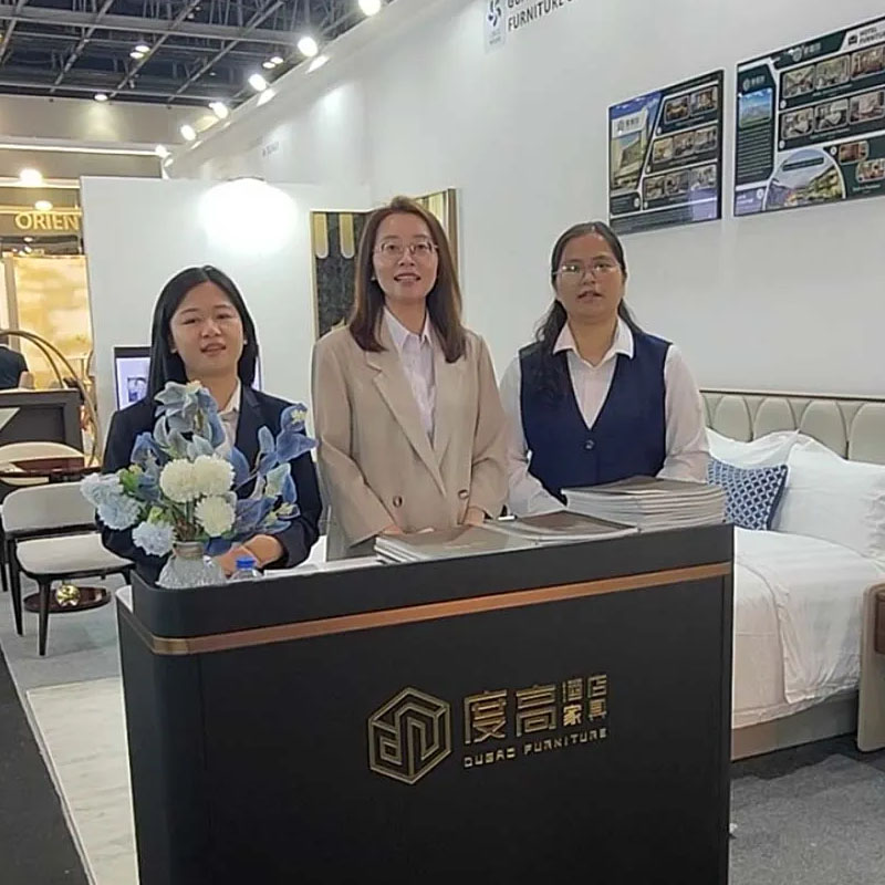 El equipo de comercio exterior tomó una foto grupal durante su viaje de exhibición a Dubai.